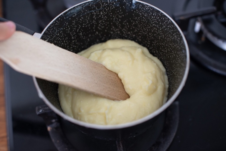 casserole avec du beurre fondu farine et lait chaud