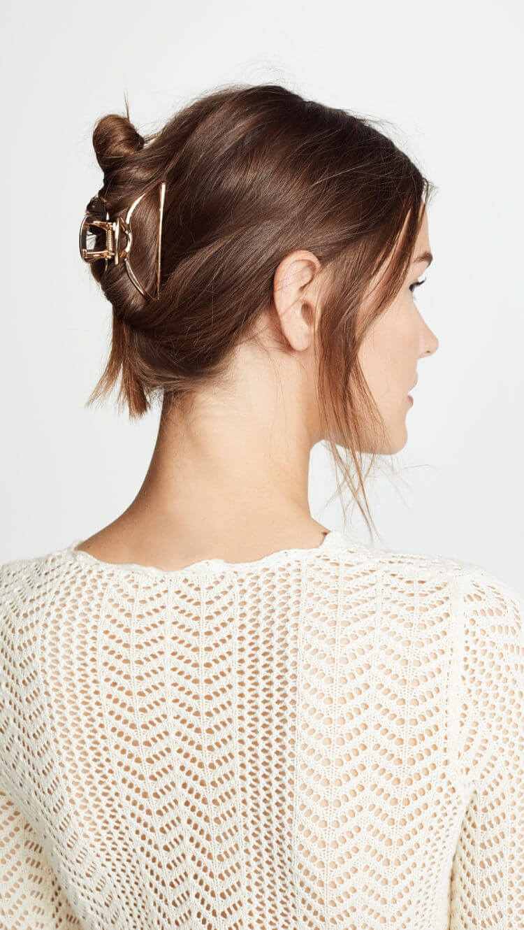 chignon banane avec pince crabe métallique moderne