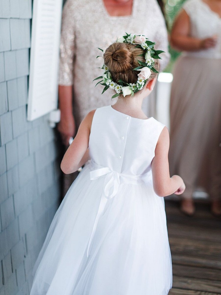 coiffure mariage petite fille avec couronne de fleurs chignon haut