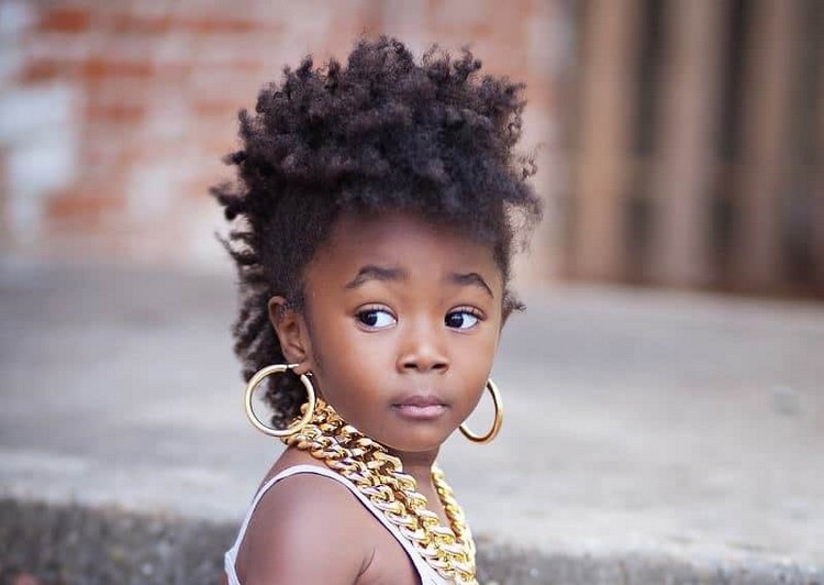 coiffure mariage petite fille cheveuxc crépus afro volume en haut