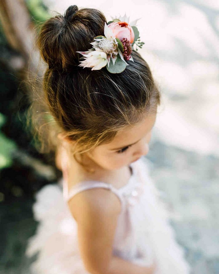 coiffure mariage petite fille chignon haut avec fleurs