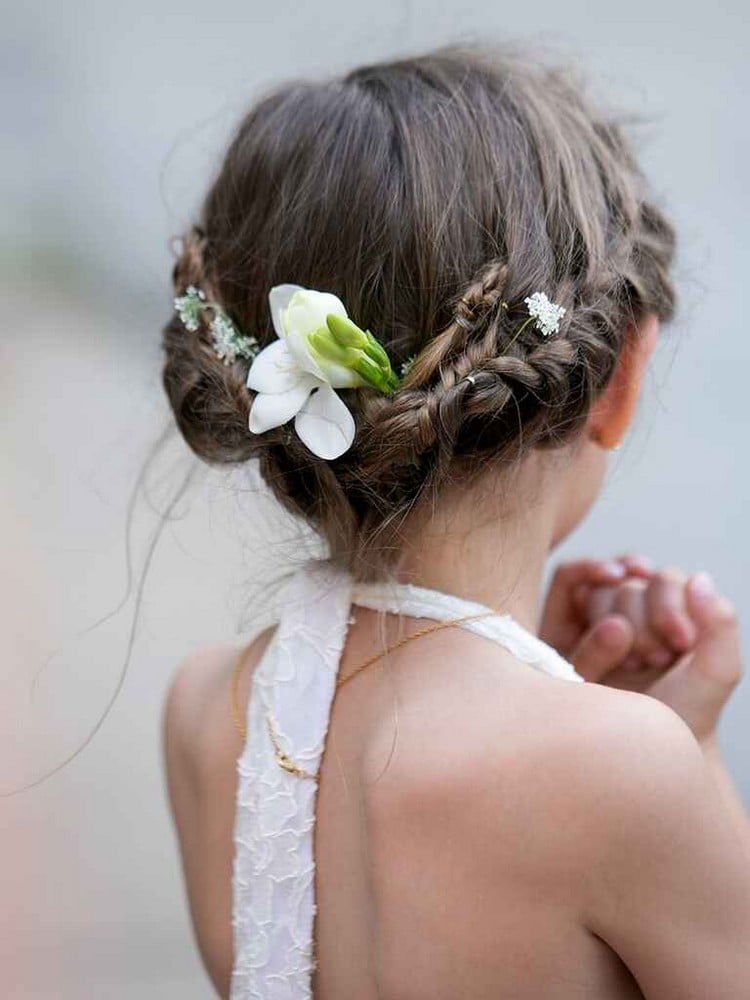 coiffure mariage petite fille tresse couronne fleurs blanches