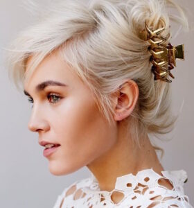 coiffure moderne avec pince crabe chignon décoiffé