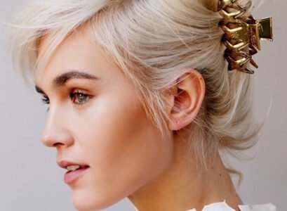 coiffure moderne avec pince crabe chignon décoiffé