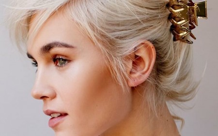 coiffure moderne avec pince crabe chignon décoiffé