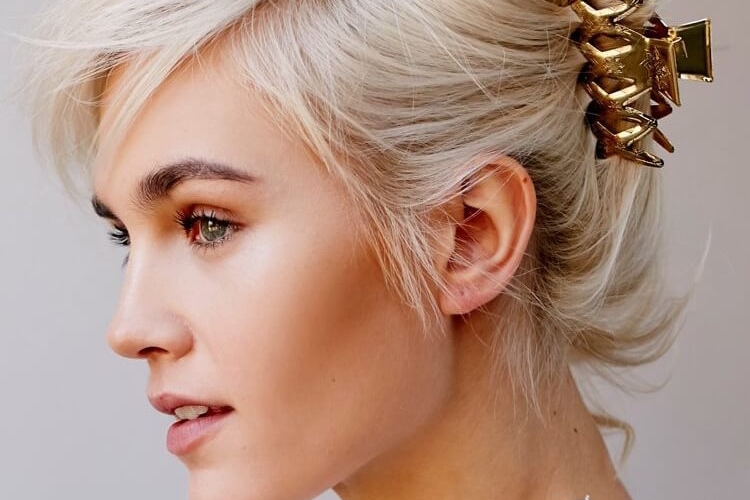 coiffure moderne avec pince crabe chignon décoiffé