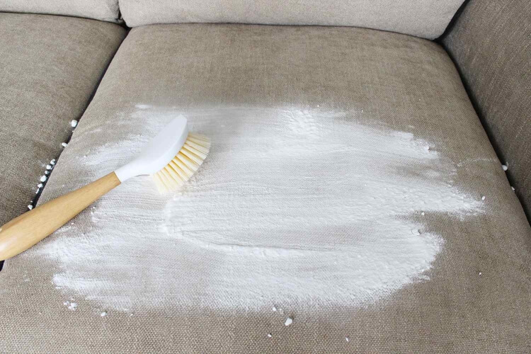 comment nettoyer un canapé en tissu avec du bicarbonate de soude