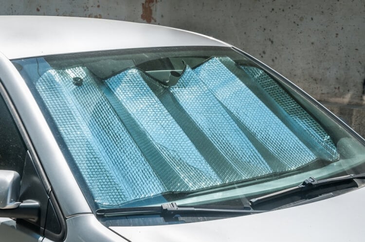 comment refroidir sa voiture en été pare-soleil