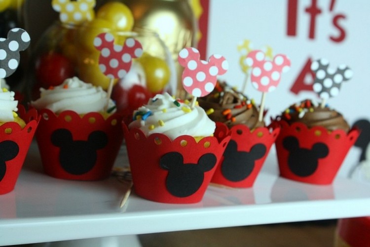 deco baby shower disney idée caissettes cupcakes Mikey Mouse