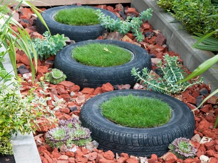 décoration de jardin récup avec vieux pneus allée originale brique et gazon