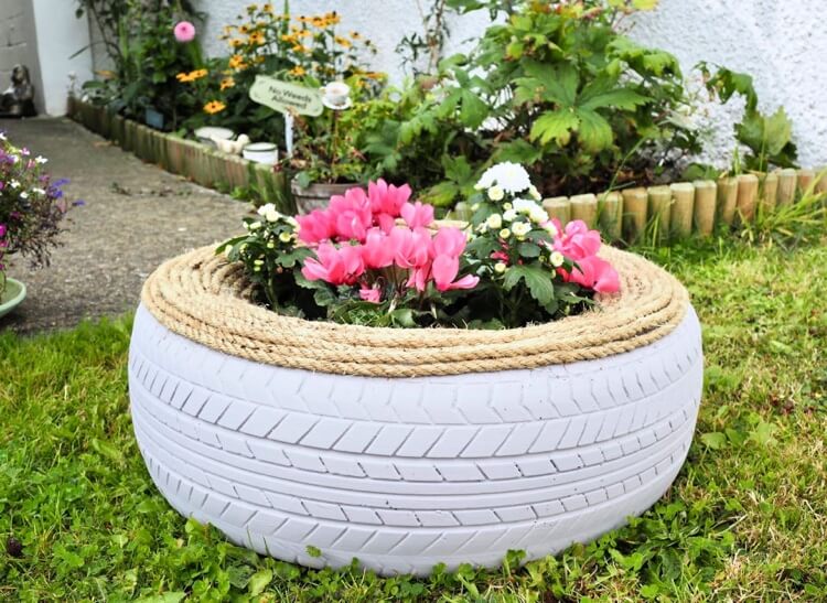 décoration de jardin récup diy jardinière pneu recyclé