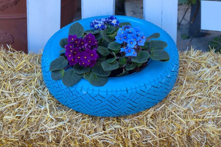 décoration de jardin récup jardinière en pneu recyclé DIY