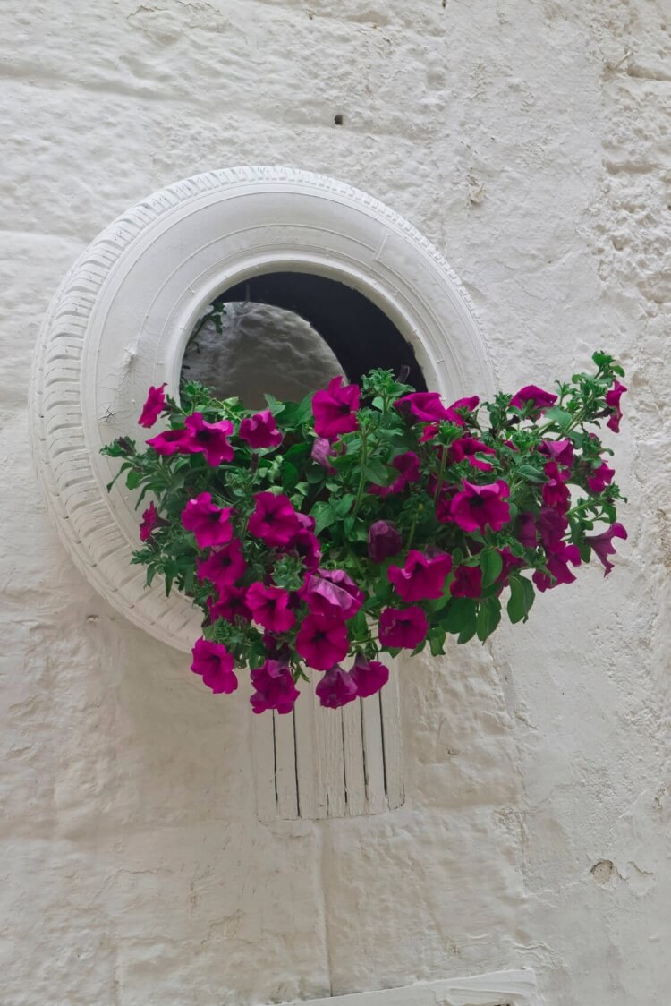 décoration de jardin récup pneu recyclé blanc support pour pétunias