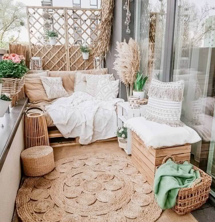 déco balcon bohème herbe pampa tapis sisal rond tabouret de rangement en bois