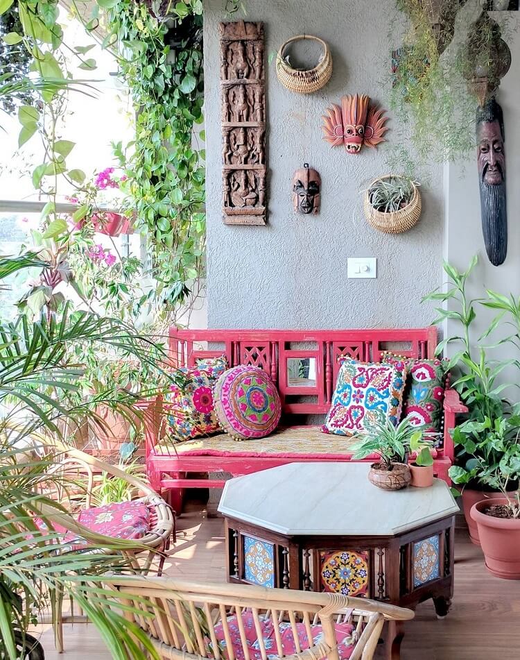 décoration extérieur exotique avec des plantes vertes et du textile rose
