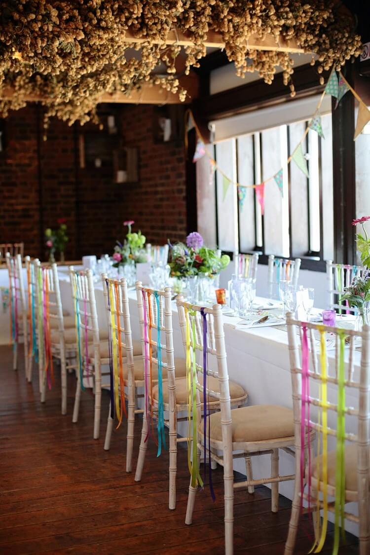 décoration mariage pas cher chaises rubans multicolores