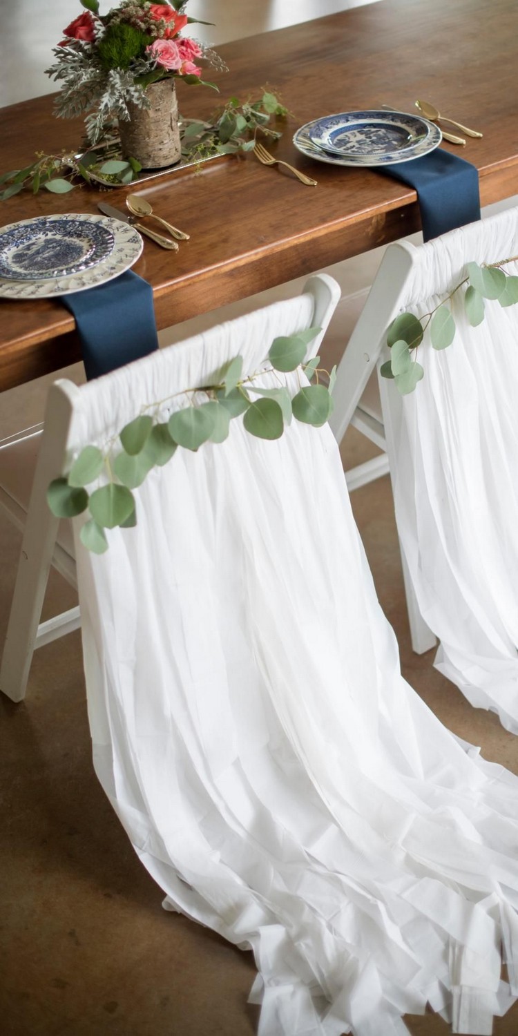 décoration mariage pas cher chaises tissu blanc feuilles eucalyptus