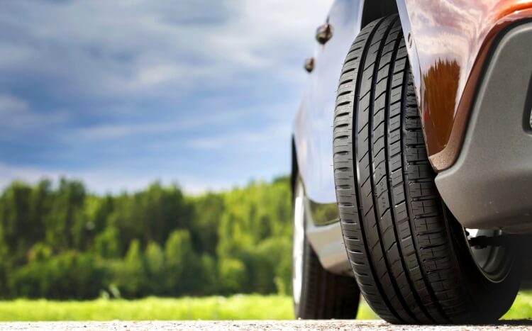 entretien pneus de voiture dans la chaleur