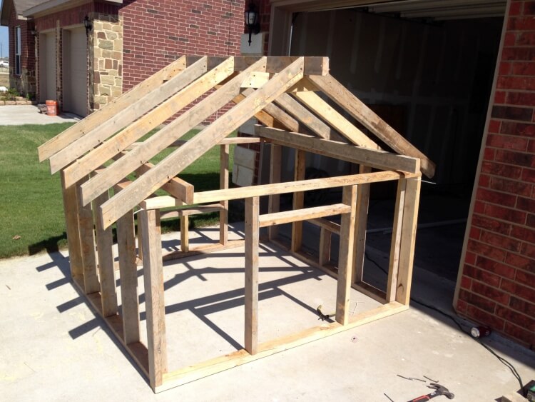 fabriquer une niche pour chien ajouter toit bois brut bardeau asphalte