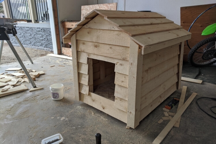 Fabriquer une niche pour chien : matériaux et tutoriels