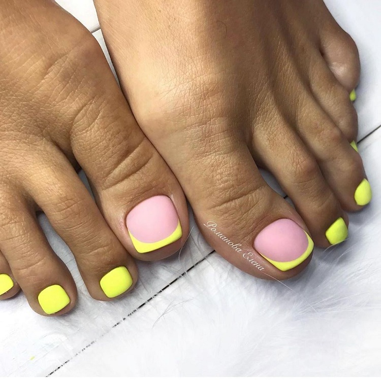 french manucure pieds avec des couleurs pantone jaune-gris