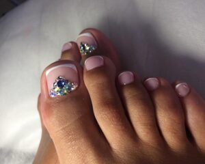french manucure pieds avec des cristaux