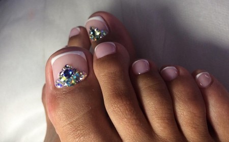 french manucure pieds avec des cristaux