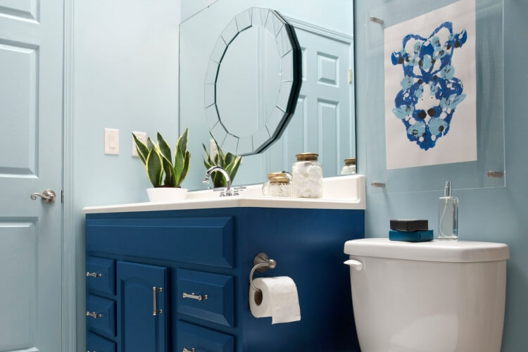 idée déco toilettes originales peinture murale bleu pastel mobilier bleu marine