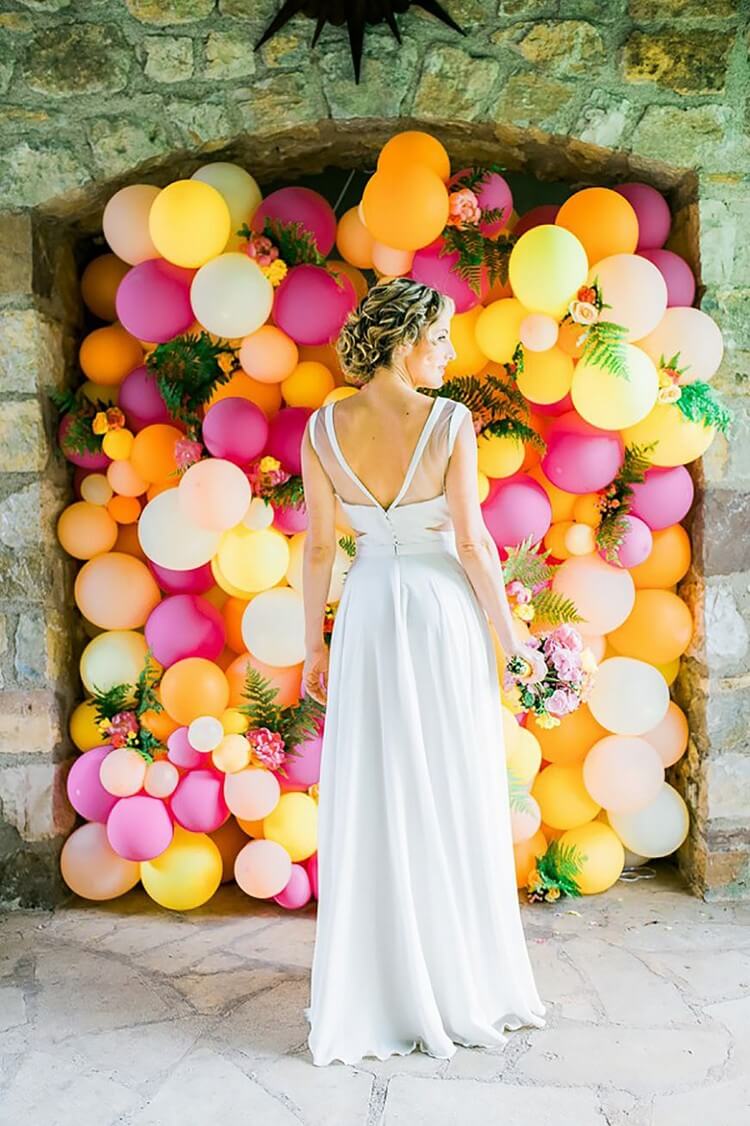 idée décoration mariage pas cher ballons couleurs