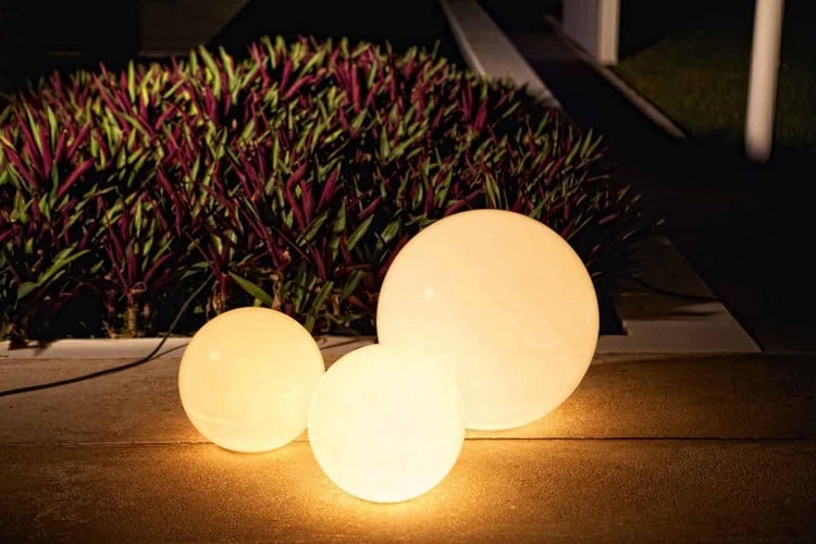 idée éclairage extérieur terrasse boules lumineuses poser sol