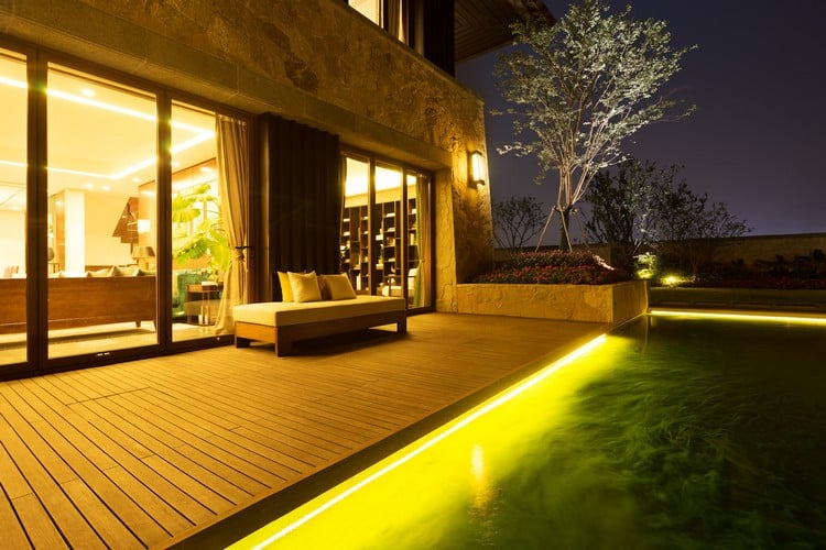luminaire extérieur terrasse avec piscine ruban lumineux LED