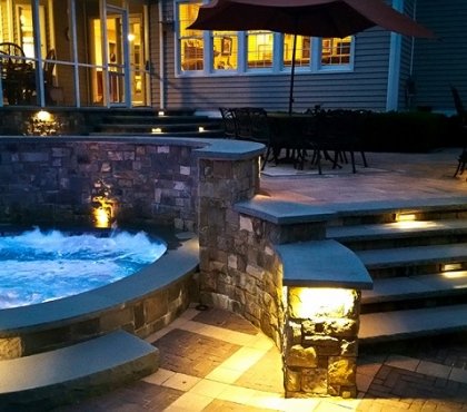 luminaire extérieur terrasse piscine bain remous marches jardin