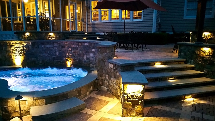 luminaire extérieur terrasse piscine bain remous marches jardin