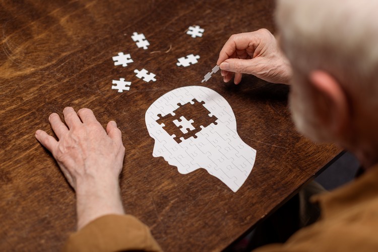 maladie d'Alzheimer retarder apparition 5 ans pratiquer activités stimuler la cognition entraîner le cerveau nouvelle étude
