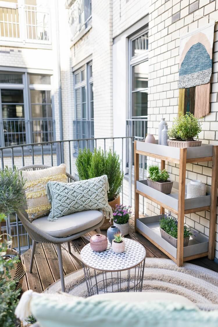 meuble rangement balcon pratique étagère moderne tapis extérieur plantes vertes en pots