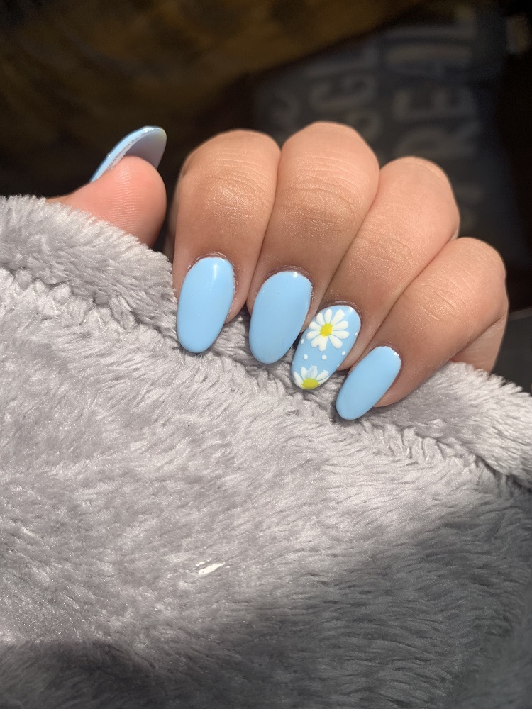 ongle en gel bleu pastel manucure florale