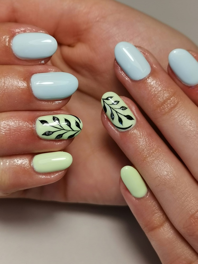 ongles verte pastel en combinaison avec couleur bleu pastel