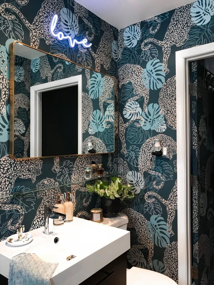 papier peint tendance bleu salle de bain