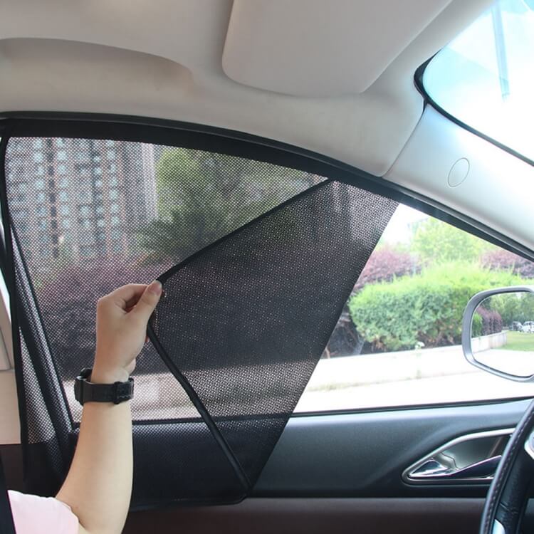 Comment mettre un pare-soleil sur le pare-brise de sa voiture