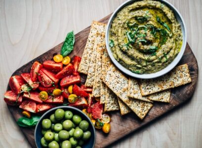 plateau apéritif caviar de courgette tranches de tomates biscuits salés