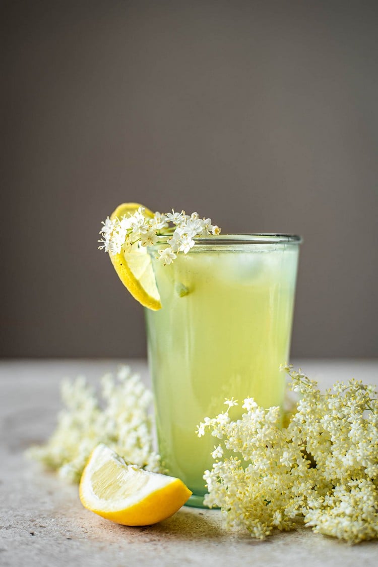 préparer limonade sureau maison citrons miel étapes