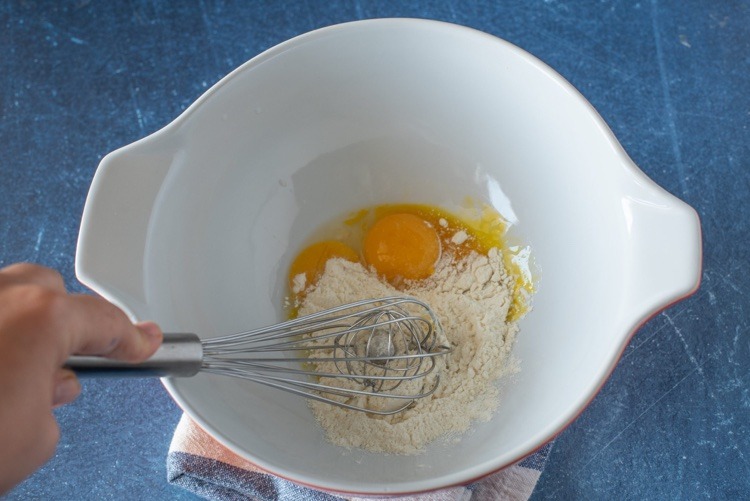 soufflé de courgettes préparation fouetter jaunes oeufs et farine