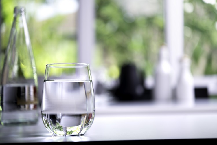 symptômes d'arthrite douleurs articulaires comment prévenir trois boissons recommandées boire de l'eau