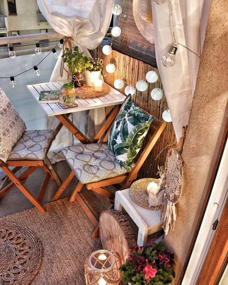 tapis extérieur et des coussins sur un balcon de style bohème