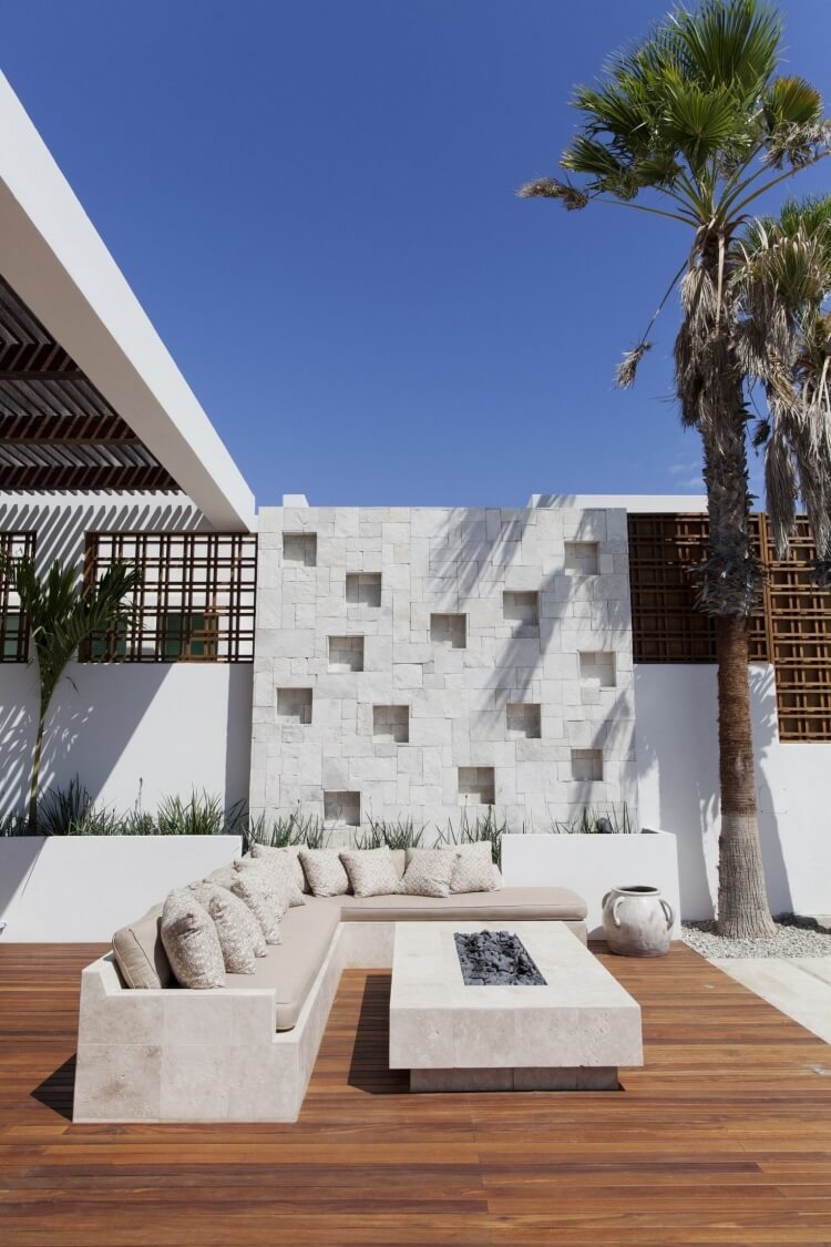 terrasse moderne sol en bois mobilier en pierre naturelle
