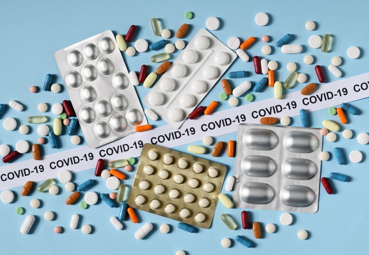 traitement Covid pandémie de coronavirus classe de médicaments sarilumab tocilizumab corticoïdes réduire risque de décès étude