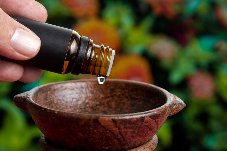 traiter l'acné huile essentielle de tea-tree comment utiliser conseils astuces