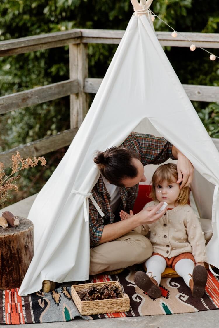 une tente blanche pour enfants - déco balcon bohème
