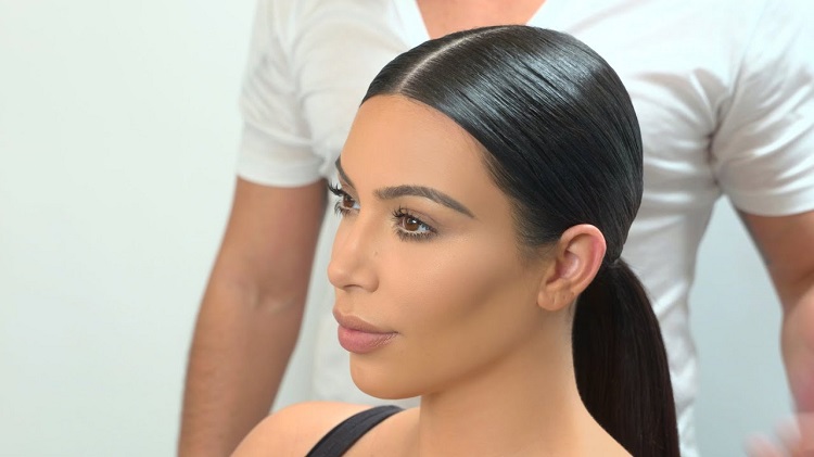 La queue de cheval sleek de Kim Kardashian avec une raie au milieu