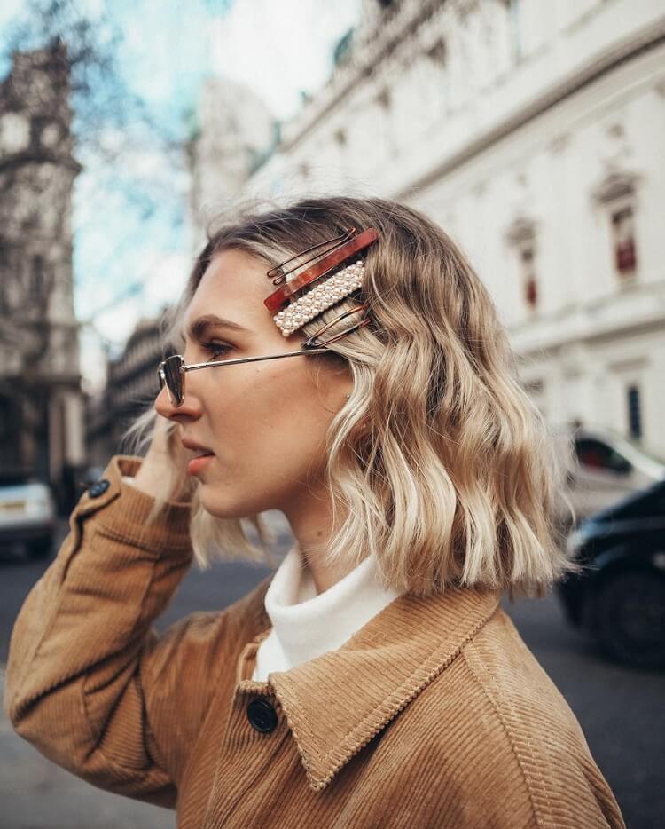 Les barrettes maxi sont une bonne option pour les personnes qui aiment les accessoires près de leur visage, mais qui n'aiment pas porter des boucles d'oreilles XXL.